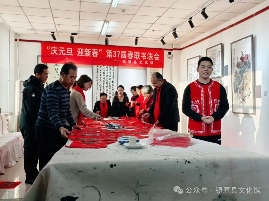 镇原县文化馆举办“庆元旦 迎新春”第37届春联书法会春联义写活动